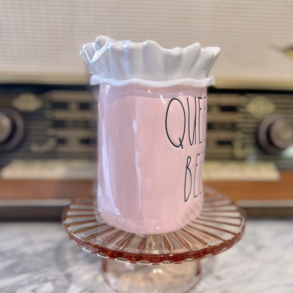 ✨NEW🌸Rae Dunn Queen Bee Mug with Daisy Flower Topper🍃🐝 - Picture 11 of 15